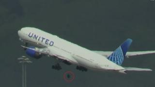 Momentul în care roata unui Boeing 777 se desprinde şi cade în zbor, după decolare. Pagubele produse la sol