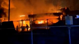 Incendiu la un atelier de tâmplărie din Bucureşti. Flăcările au mistuit totul: "Dacă bătea vântul încolo, îmi lua foc casa"