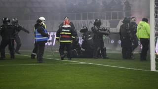 Bătaie generală între fanii UTA, "U" Cluj și Dinamo, în București. Sute de jandarmi au intervenit pentru a-i calma