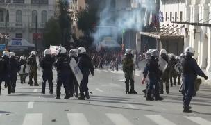 Studenţii greci, lupte de stradă cu poliţiştii în Atena. Tinerii se opun autorizării universităţilor private