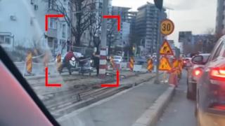 Doi bărbaţi, filmaţi în timp ce fură şinele de tramvai în mijlocul Bucureştiului. Reacţia directorului firmei de construcţii: "Nu au furat! Sunt de-ai noştri"