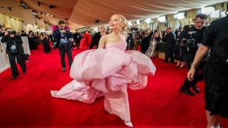 Premiile Oscar 2024. Cele mai prost îmbrăcate vedete de pe covorul roşu. Ariana Grande a ales o rochie comparată de fani cu o plapumă