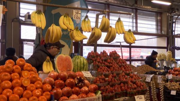 Fructul care ar putea dispărea de pe tarabele din România. Primele semne ale crizei se văd deja în magazinele din anumite ţări
