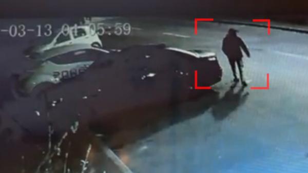 Unul dintre vandalii care au tăiat anvelopele a zeci de maşini din Arad a fost surprins de camere