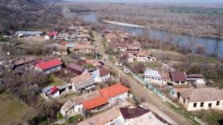 Gazele naturale au ţâşnit din pământ într-un alt loc din România, după ce în Dolj au provocat deja o explozie. Localnicii sunt în alertă