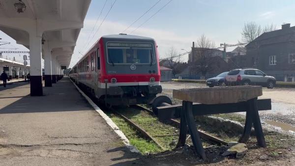 O tânără de 20 de ani s-a jucat cu moartea după ce a urcat pe un tren şi s-a electrocutat, în Cluj. A fost găsită semiconştientă