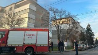 Explozie într-un bloc din Onești. Deflagraţia, urmată de incendiu: o persoană a fost rănită grav