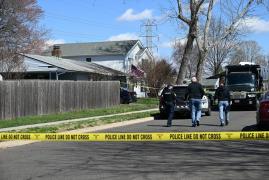 Un bărbat s-a baricadat într-o casă după ce și-a împușcat sora, mama vitregă și fosta parteneră, într-o suburbie a orașului Philadelphia