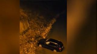 O femeie din Braşov a băut atât de mult încât n-a mai putut ţine maşina pe drum şi a ajuns într-un râu. Martorii au salvat-o după ce au sunat la 112