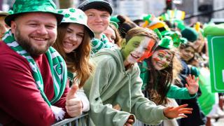 Sfântul Patrick. Sărbătoarea irlandeză a răsunat în toate oraşele lumii. Ce păţesc cei care nu se îmbracă în verde în această zi specială
