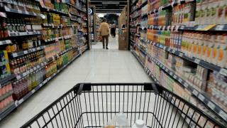 Supermarketurile ar putea fi închise în weekend. Propunerea micilor comercianţi, pe masa Guvernului