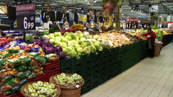 Românii preferă produsele autohtone, chiar dacă sunt mai scumpe. Majoritatea cred că trebuie să se ajute singuri în situaţii de urgenţă - sondaj