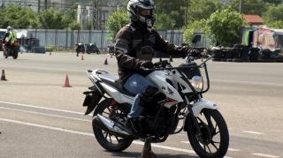 Şoferii cu permis categoria B vor putea conduce și motociclete. CCR a respins sesizarea lui Klaus Iohannis