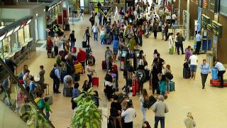 Cum vor călători minorii după intrarea României în Air Schengen. Părinţii, nevoiţi să stea la cozi în plus la aeroport