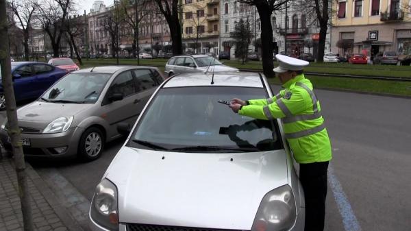 Parcările din centrul Aradului, pline de maşini cu autorizaţii de handicap. Poliţiştii locali au luat permisele la control: "Apar dimineaţa la 8 şi dispar după ora 16"