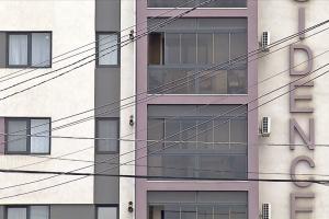Un tânăr s-a baricadat în apartamentul fostei iubite şi ameninţă că se aruncă de la etaj, în Chiajna. Iese din când în când pe balcon şi cântă la chitară