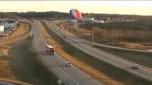 Un balon cu aer cald s-a prăbuşit lângă o autostradă şi a izbucnit în flăcări. În ce stare se află cele 3 persoane aflate la bord