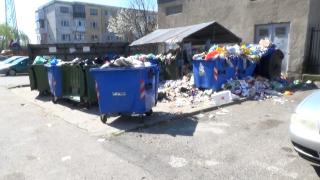 "Vă închipuiţi ce e acolo?" Un oraș din Vâlcea, înghițit de gunoaie de mai bine de două luni. Firma de salubrizare a pierdut licenţa