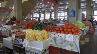 În pieţe, legumele costă şi cu 20% mai mult decât la supermarket. Cele mai scumpe: salata verde, ridichiile şi ceapa