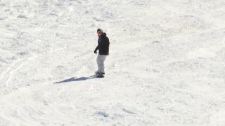 Strat nou de zăpadă de 30 de cm pe toate pârtiile din Poiana Braşov. Turiştii au dat năvală: "Aer curat, linişte"