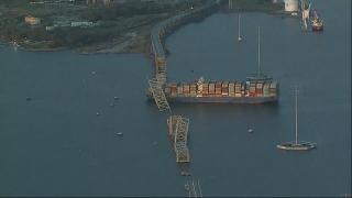 De ce a intrat nava cargo în pilonul podului prăbuşit în Baltimore. Două persoane au fost salvate din apă. Imagini din dronă