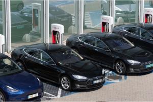 Tesla pune la dispoziție clienților din SUA maşini care se conduc singure. Timp de o lună, șoferii le vor putea testa gratuit