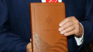 Donald Trump vinde "Biblii". Cartea "Dumnezeu să binecuvânteze SUA" costă 60 de dolari