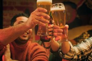 Cercetătorii apelează la inteligenţa artificială pentru a face berea mai gustoasă. Cele mai mari progrese s-au făcut cu berea fără alcool