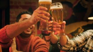 Cercetătorii apelează la inteligenţa artificială pentru a face berea mai gustoasă. Cele mai mari progrese s-au făcut cu berea fără alcool