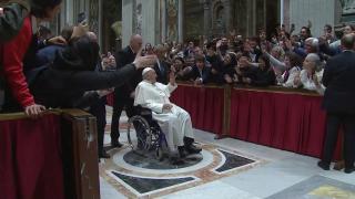Peste un miliard de oameni sărbătoresc azi Paştele Catolic. La Vatican, Papa Francisc a apărut într-un scaun cu rotile la Slujba de Înviere