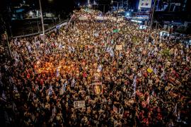 Cele mai mari proteste din Israel după atacurile teroriste din 7 octombrie. Zeci de mii de oameni au blocat oraşele şi autostrăzile: ciocniri cu forţele de ordine