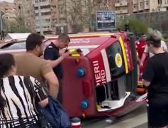 O ambulanţă SMURD, răsturnată în Bucureşti după ce a fost lovită de o maşină. Pacientul, un paramedic şi un copil, transportaţi la spital