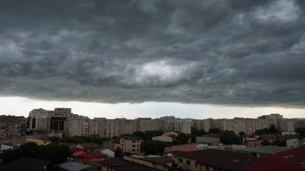 Un ciclon aduce vânt cu putere de uragan în România. Meteorologii anunță fenomene meteo extreme