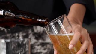 Românii beau mai puțină bere pentru al doilea an la rând. Producătorii dau vina pe dublarea prețului în doi ani