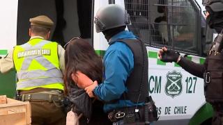 O femeie a semănat haos pe străzile din Santiago, Chile. A furat pistolul unui poliţist şi a tras la întâmplare