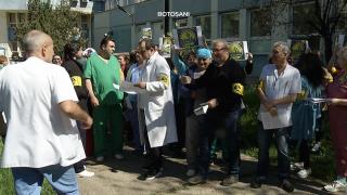 "Dacă ne scade sporul, nu mai vin la serviciu!". Ce salarii au medicii din România. Angajaţii din spitale ameninţă cu greva generală