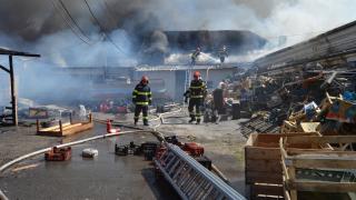 Incendiu la un depozit cu fructe din Brăila. Mai multe echipaje de pompieri s-au luptat cu flăcările