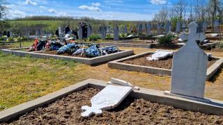Câţi ani de închisoare riscă indivizii care au distrus un cimitir din Timiş. Mai multe morminte au fost profanate