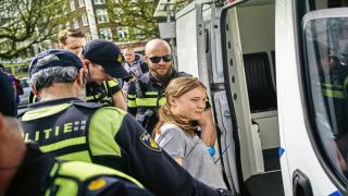 Greta Thunberg, reţinută din nou de poliţişti. Tânăra, luată pe sus de oamenii legii după ce a blocat, alături de alţi protestatari, o autostradă din Haga