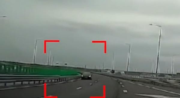 Şofer filmat mergând nonşalant pe contrasens, pe autostradă. Ceilalţi conducători auto reuşesc pe muchie de cuţit să evite maşina