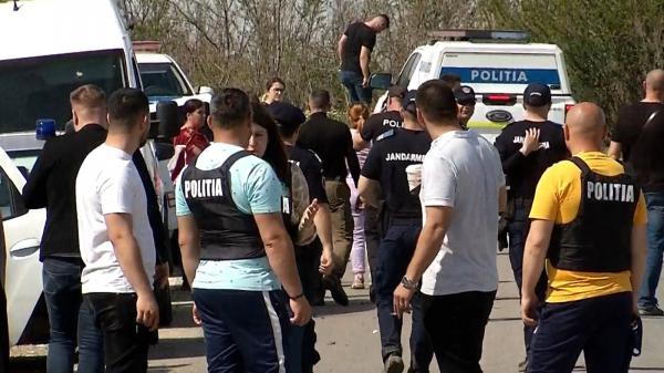 Poliţia a cerut teste ADN pentru a stabili cine e femeia găsită tranşată în saci, pe un cămp de lângă Autostrada Bucureşti - Piteşti
