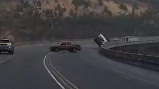 Momente dramatice în Africa de Sud. Un camion şi o rulotă, luate pe sus de rafale violente de vânt
