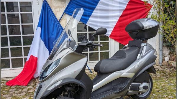 Scuterul cu care Francois Hollande, fostul preşedinte al Franţei, mergea la amantă e scos la licitaţie. Preţul de pornire