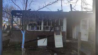 O casă din Botoşani, făcută scrum. Focul a pornit după ce copiii s-au jucat cu chibriturile: 6 copii, tatăl şi bunica, evacuaţi la timp