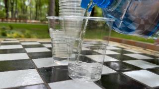 Câţi litri de apă trebuie să bem zilnic: oamenii hidrataţi, mai fericiţi ca restul. 