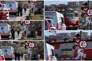 Mașina inspectorilor de la ISCTR Cluj, prinsă sub barieră, după ce șoferul a forțat trecerea de cale ferată de la Apahida. La scurt timp a trecut și trenul