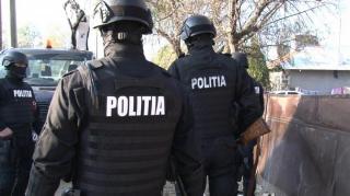 Nouă lovitură pentru mafia gunoaielor. Indivizi care ar fi umplut vestul României cu deşeuri din alte ţări, săltaţi de mascaţi