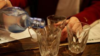Restaurantele şi barurile din România, obligate să ofere apă gratis clienţilor care cer. Klaus Iohannis a promulgat legea astăzi