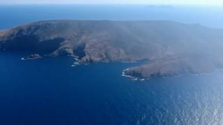 O insulă nelocuită de lângă Mykonos este scoasă la vânzare. Micul Paradis are peșteri cu ape turcoaz