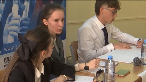 Concurs de dezbateri la Braşov. Cei mai buni elevi din oraş, aleşi în finala competiţiei